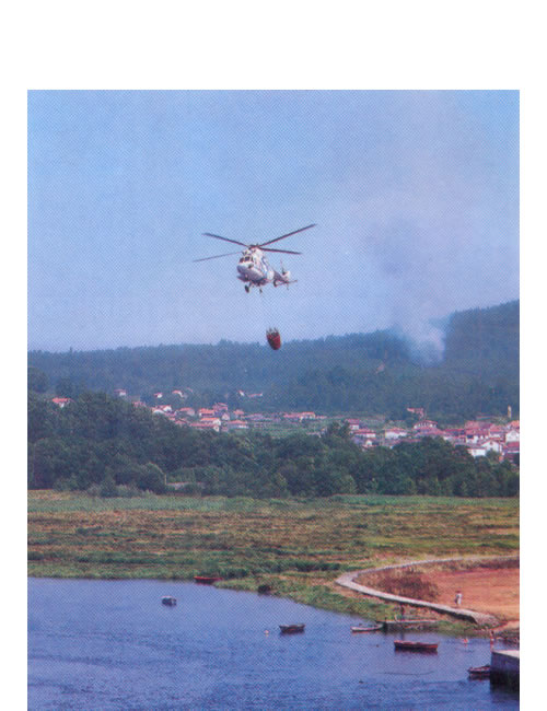 Incorporación de los helicópteros en la lucha contra incendios forestales, Helicóptero recogiendo agua de un embalse para apagar un incendio.